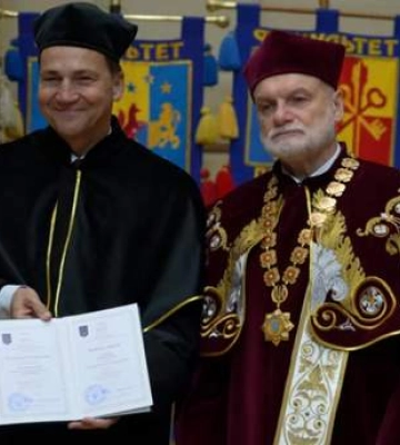 Глава МИД Польши Сикорский получил почетную степень от топового украинского вуза