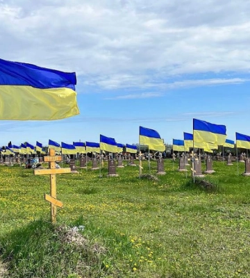 У Дніпрі горить хрест на могилі військового: що сталося