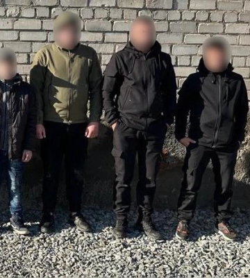 На Закарпатті затримали чотирьох «клієнтів» та переправника