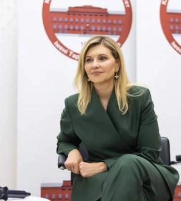 У костюмі трендового кольору: Олена Зеленська продемонструвала новий стильний образ