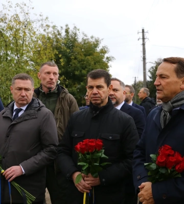 Сикорский прибыл в Украину: глава МИД Польши посетил место удара РФ возле Львова