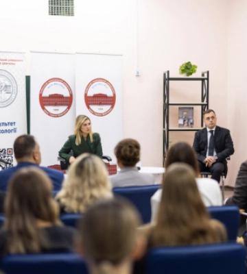 Зеленська на зустрічі з молодими психологами нагадала, що 80% українців живуть у хронічному стресі