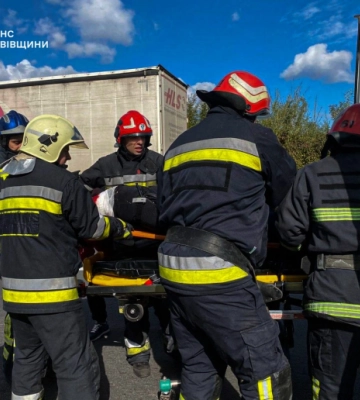 Поблизу Львова вантажівка злетіла в кювет: водія деблокували рятувальники