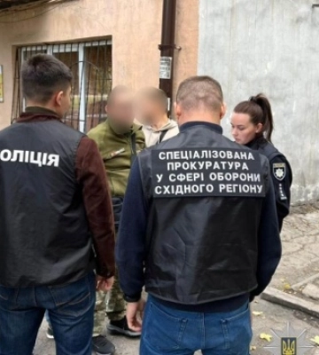 За $20 тисяч обіцяв «списати» з обліку через ВЛК: у Дніпрі спіймали на хабарі працівника ТЦК