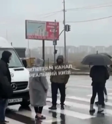 Вторые сутки без света и воды: жители Софиевской Борщаговки под Киевом перекрыли дорогу – видео (Видео)
