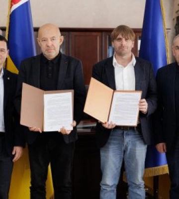 Закарпатська обласна рада продовжила контракти двом відомим медикам