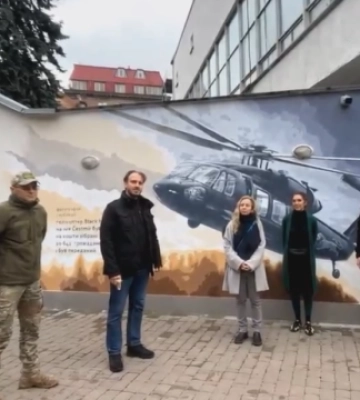 У Києві відкрили мурал на честь гелікоптера Black Hawk, подарованого чеською громадою