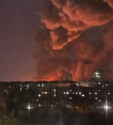 Оккупированный Донецк атаковали беспилотники: в городе раздавались взрывы, вспыхнул масштабный пожар