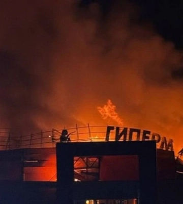 В окупованому Донецьку пролунали вибухи: загорівся гіпермаркет «Сігма»