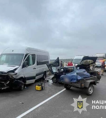 Поліція Полтавщини встановлює обставини ДТП, в якій водій легковика загинув, а його пасажирка - травмована