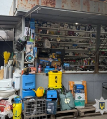 Схопив шуруповерт з полиці кіоску та втік: у Миколаєві поліцейські оперативно затримали підозрюваного у грабежі