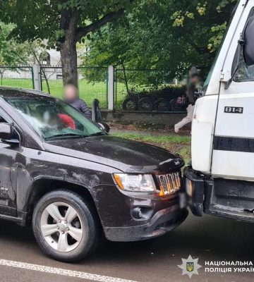 На Буковині внаслідок двох ДТП постраждали 36-річна водійка та 80-річний мотоцикліст