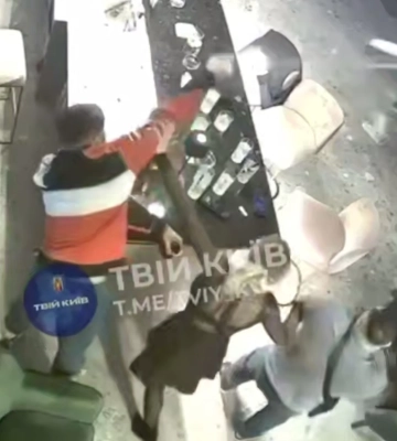 В Киеве неизвестный открыл стрельбу в баре: пострадала девушка (видео)