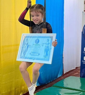 Маленька, та з характером: львів’янка у 6 років побила світовий рекорд на перекладині