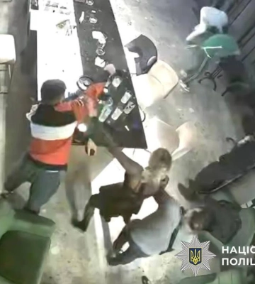 В Киеве неизвестный открыл стрельбу в баре: пострадала девушка (видео)