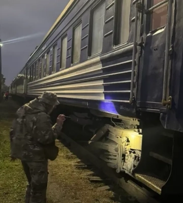 Потяг Чернівці – Івано-Франківськ – Запоріжжя зупинили через повідомлення про мінування