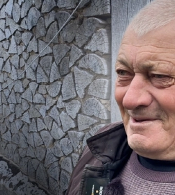Будинок із дров та глини: волинянин сам звів екооселю, де живе уже три десятиліття 