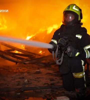 В ніч на 13 жовтня росія атакувала Одещину: спалахнули масштабні пожежі в складах з текстильною продукцією