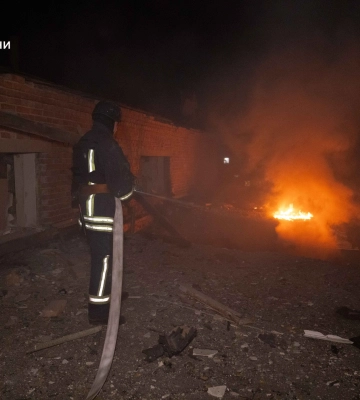 У Сумах на місці ворожої атаки рятувальники ліквідували пожежу та обстежили територію