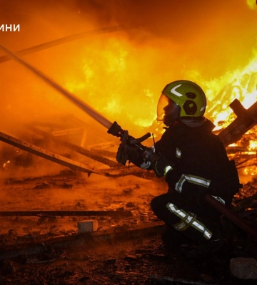 РФ вдарила по Одещині: є постраждалий, спалахнули масштабні пожежі