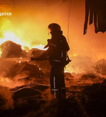 В пригороде Одессы из-за попадания дронов РФ вспыхнул масштабный пожар