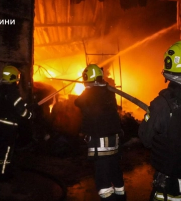 Війська РФ атакували Одещину, виникла масштабна пожежа, є постраждалий – ОВА