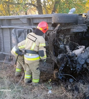У Дніпрі автомобіль врізався у багатоквартирний будинок і перекинувся (відео)