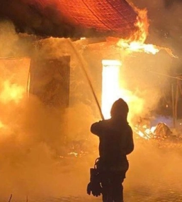 На Волині горіли господарська споруда та двоповерховий житловий будинок 