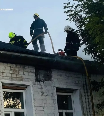 На Житомирщині вогнеборці під час гасіння пожежі врятували літню жінку та виявили тіло чоловіка, - ДСНС