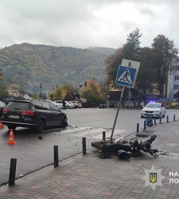 У Рахові пʼяний мотоцикліст врізався у авто, його та 15-річного пасажира госпіталізували