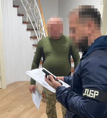 ГБР: Офицер отправил военных класть брусчатку и устанавливали памятники под Львовом