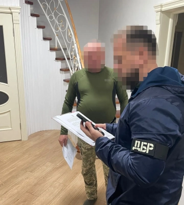 На Львівщині заступник командира військової частини відправляв солдатів класти бруківку