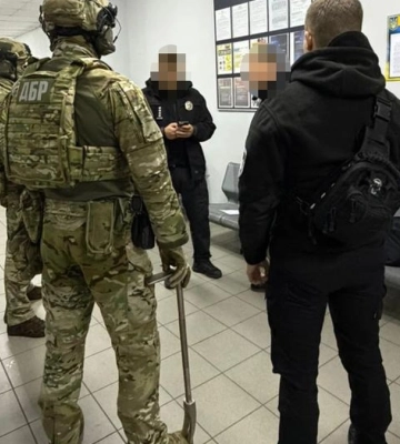 Правоохоронець на Київщині за $10 тис. сприяв незаконному вирощуванню наркотичних засобів - ДБР
