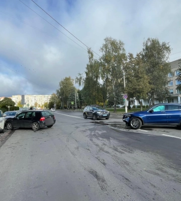 Водій Volkswagen не пропустив BMW: у Луцьку зіткнулися три автівки