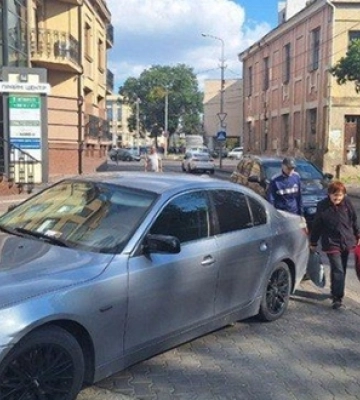 У центрі Луцька хитрозроблена «беха» заблокувала тротуар