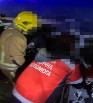 На Рівненщині зіткнулися ВАЗ і вантажівка: водія понівеченого легковика діставали рятувальники (ВІДЕО)