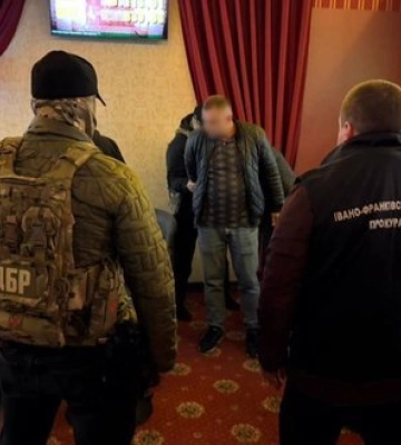 Посадовців ДМС викрили на хабарях від іноземців на Івано-Франківщині. ФОТОрепортаж