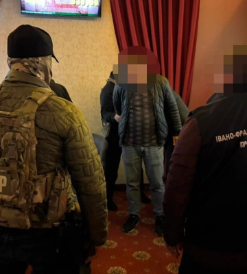 Посадовці міграційної служби на Івано-Франківщині вимагали гроші в іноземців за продовження строку перебування в Україні