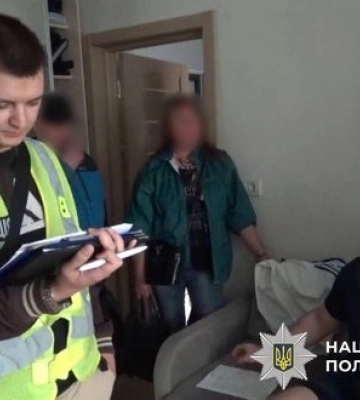 Знімав "порчу" та "шукав" безвісти зниклих: у Києві викрили псевдомольфара. ФОТОрепортаж