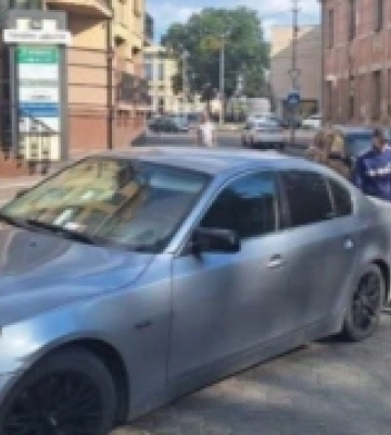 У Луцьку оштрафували водія BMW за паркування на тротуарі