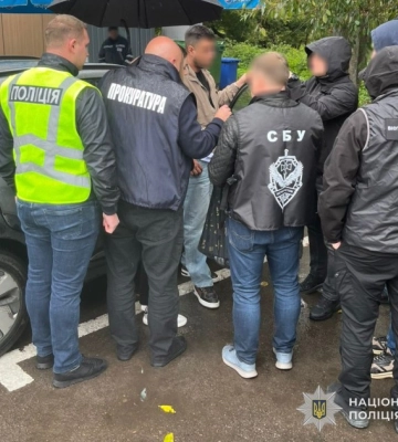Інспектора Львівської митниці викрито на "відкатах" за безмитне ввезення ювелірних виробів. ФОТОрепортаж