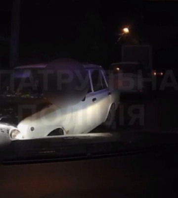 Доїздився: у Луцьку хлопчина з переляку поїхав тротуаром (відео)