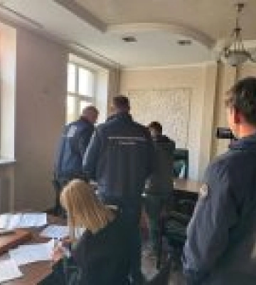 Посадовців ДМС України підозрюють у вимаганні хабарів за продовження дозволів на перебування для іноземців