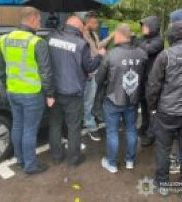 На Львівщині викрили митника, який вимагав хабарі за ввезення ювелірних виробів