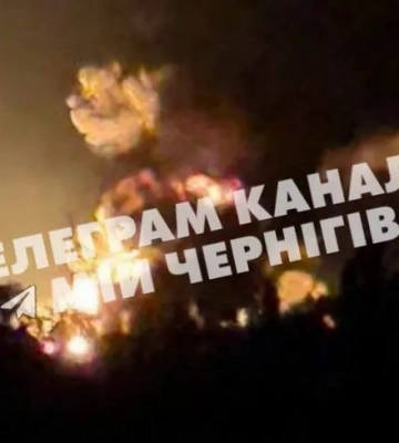 Після дронової атаки у Чернігові спалахнула масштабна пожежа