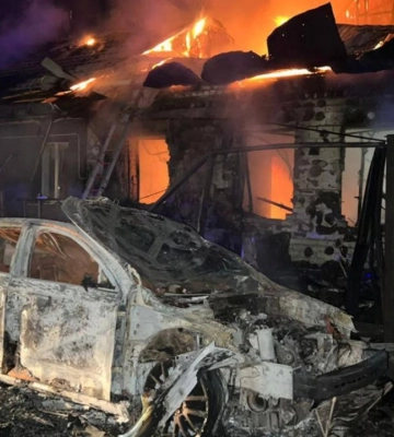 Після дронової атаки у Чернігові спалахнула масштабна пожежа