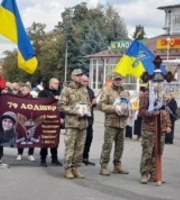 У Первомайську провели в останню путь захисника Олександра Романіка