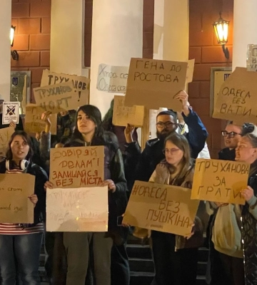 "Вата – не влада": одесити влаштували мітинг біля міської ради проти Труханова