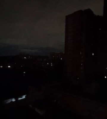 В Киеве исчез свет в нескольких районах: что говорят в КГГА, фото и видео
