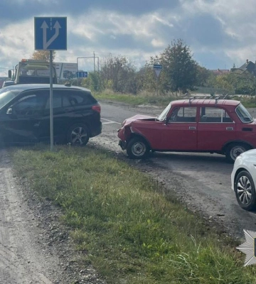 Біля Львова зіткнулися BMW та «Москвич»: травмований 84-річний водій, - ФОТО